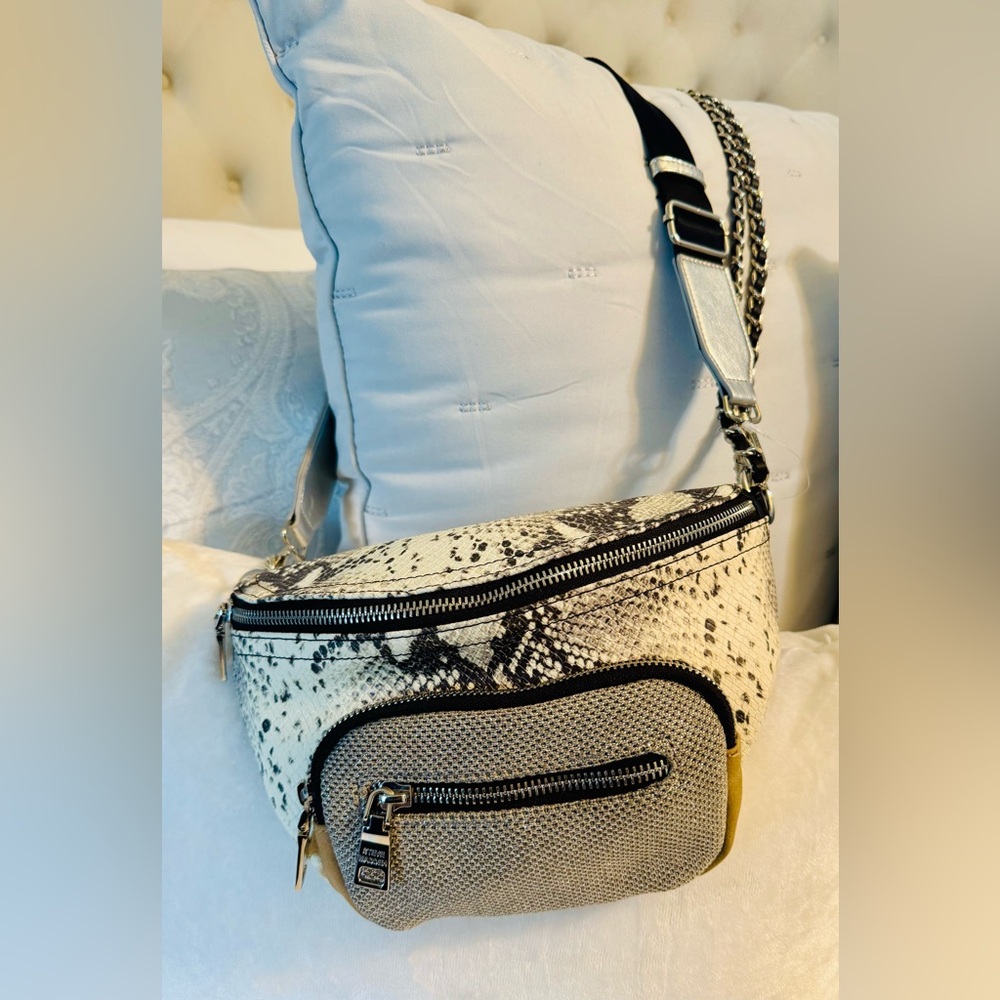 Steve Madden Snake Print Shoulder / Belt Bag in Black and Cream NWOT - Picture 2 of 15